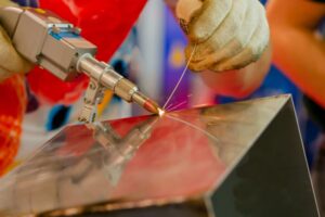 Lire la suite à propos de l’article Qu’est-ce que la soudure laser ? Définition, avantages et domaines d’application